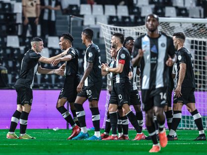 لاعبون من الشباب يحتفلون بتسجيل هدف في مرمى الخلود بدوري روشن السعودي - 10 أبريل 2025 - X/@aawsat_spt