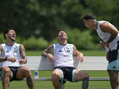 إنزو فرنانديز مع ليونيل ميسي ولياندرو باريديس خلال تدريب للأرجنتين في كأس العالم - 16 يوليو 2026 - Reuters