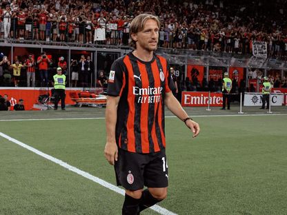 جماهير نادي ميلان تستقبل اللاعب الجديد لوكا مودريتش في ملعب سان سيرو - 17 أغسطس 2025 - X/@acmilan