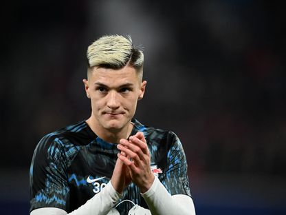 بنيامين سيسكو مهاجم لايبزيغ يحيي الجماهير قبل مواجهة ريال مدريد في دوري ابطال أوروبا - 13 فبراير 2024 - REUTERS