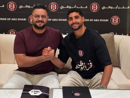 إبراهيم عادل خلال توقيعه مع نادي الجزيرة الإماراتي قادماً من بيراميدز - 22 يوليو 2025 - صورة متداولة