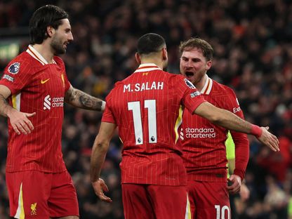 أليكسيس ماك أليستر لاعب ليفربول يحتفل بهدفه أمام نيوكاسل مع محمد صلاح ودومينيك سوبوسلاي بالدوري الإنجليزي الممتاز - 26 فبراير 2025 - Reuters