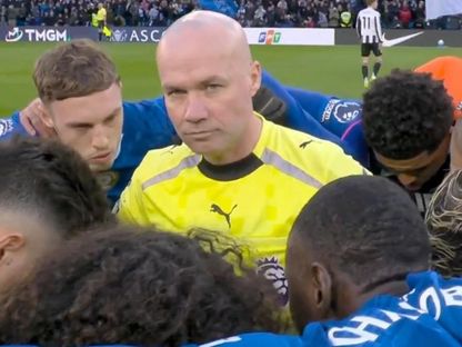 لاعبو تشيلسي يحيطون بالحكم بول تيرني قبل لقاء نيوكاسل بالدوري الإنجليزي - 14 مارس 2026 - beINSPORTS