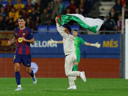 اقتحام مشجع بعلم فلسطين أثناء هدف برشلونة الثالث أمام خيتافي في الدوري الإسباني - 21 سبتمبر 2025 - Reuters