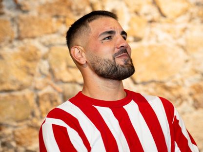 أندي ديلور خلال تقديمه لاعباً جديداً في صفوف أجاكسيو الفرنسي - 10 سبتمبر 2025 - X/@@ACAjaccio