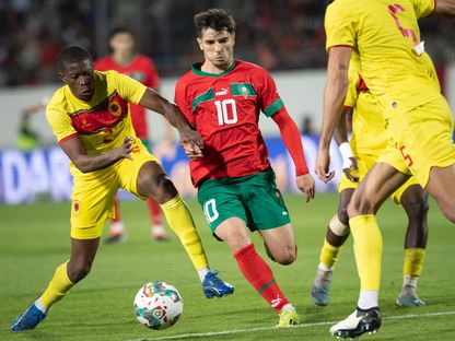 إبراهيم دياز في صراع على الكرة خلال مباراة ودية بين المغرب وأنغولا - 22 مارس 2024 - AFP