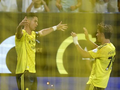 احتفال كريستيانو رونالدو نجم النصر مع مواطنه جواو فيليكس بتسجيل هدف في مرمى الرياض - 20 سبتمبر 2025 - Reuters