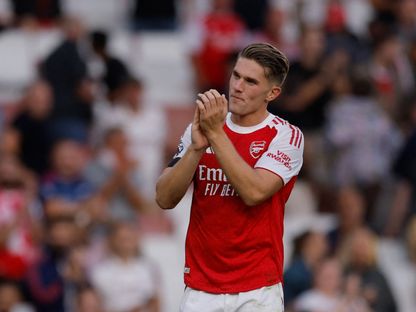 فيكتور غيوكيريس مهاجم أرسنال يحيي الجمهور عقب الفوز على ليدز يونايتد - 23 أغسطس 2025 - Reuters