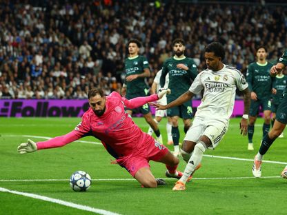 حارس مانشستر سيتي جيانلويجي دوناروما في مواجهة إندريك لاعب ريال مدريد في دوري أبطال أوروبا - 10 ديسمبر 2025 - Reuters