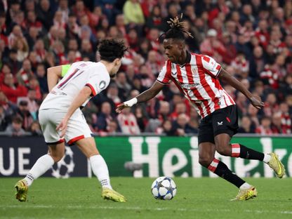 نيكو ويليامز لاعب أتلتيك بلباو الإسباني يحاول مراوغة فيتينيا لاعب باريس سان جيرمان الفرنسي - 10 ديسمبر 2025 - REUTERS