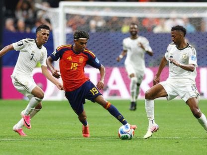 لامين يامال يمر أمام مصعب الجوير وناصر الدوسري في لقاء السعودية وإسبانيا بكأس العالم - 21 يونيو 2026 - Reuters