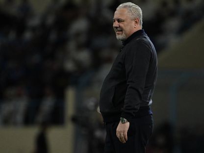 ماريوس سوموديكا مدرب الأخدود خلال مباراة فريقه أمام الهلال في دوري روشن السعودي - 5 فبراير 2026 - الشرق الأوسط