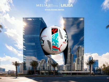 ملصق إعلان شراكة بين رابطة الدوري الإسباني "لا ليغا" ومسلسلة فنادق ميليا الإسبانية في الخليج - الشرق