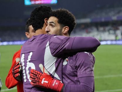 مصطفى شوبير يعانق محمد الشناوي بعد مباراة مصر وكاب فيردي الودية - 17 نوفمبر 2025 - FACEBOOK/EFA
