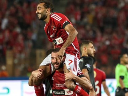 عمر كمال عبد الواحد يحمل محمود كهربا بعد تألقه في مباراة الأهلي ونادي زد في الدوري المصري 11-8-2024 - Ahly/x