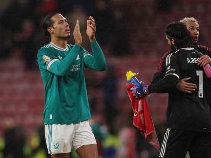 فيرجيل فان دايك مدافع ليفربول يحيي الجمهور بعد الفوز على سندرلاند في الدوري الإنجليزي الممتاز - 11 فبراير 2026 - Reuters