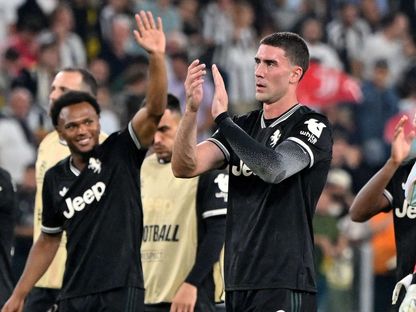 دوشان فلاهوفيتش يحيي الجمهور بعد نهاية مباراة يوفنتوس وبوروسيا دورتموند بدوري أبطال أوروبا 16 سبتمبر 2025 - Reuters