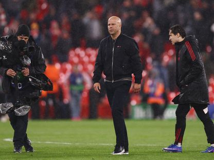 مدرب ليفربول آرني سلوت محبطاً بعد مباراة ضد باريس سان جيرمان في دوري أبطال أوروبا - 14 أبريل 2026 - Action Images via Reuters