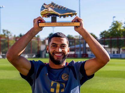 إسماعيل صيباري يتسلم جائزة أفضل لاعب في هولندا 2026 خلال تدريباته مع بايرن ميونيخ الألماني - 19 سبتمبر 2026 - fcbayern.com
