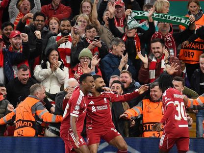 محمد صلاح يحتفل مع إيزاك بالتسجيل مع ليفربول ضد أتلتيكو مدريد - 17 سبتمبر 2025 - Reuters