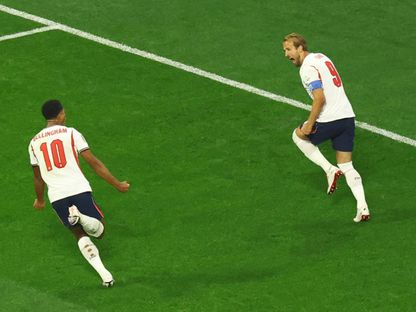هاري كين يحتفل بهدفه رفقة جود بيلينغهام خلال مباراة المكسيك وإنجلترا بكأس العالم - 6 يوليو 2026 - Reuters