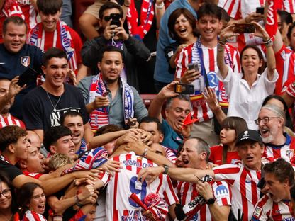 ألكسندر سورلوث مهاجم أتلتيكو مدريد يحتفل بهدفه أمام ريال مدريد في الدوري الإسباني - 27 سبتمبر 2025 - Reuters