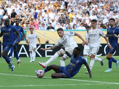 حسان تمبكتي مدافع الهلال السعودي في صراع على الكرة مع فيديريكو فالفيردي لاعب ريال مدريد - 18 يونيو 2025 - Reuters