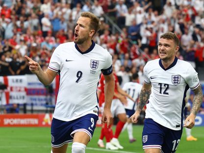 هاري كين قائد منتخب إنجلترا يحتفل بهدفه بمواجهة الدنمارك في بطولة أوروبا - 20 يونيو 2024 - REUTERS
