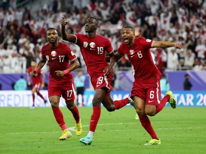 لاعبو منتخب قطر يحتفلون بعد تسجيل المعز علي الهدف الثالث في مرمى إيران في نصف نهائي كأس آسيا - 7 فبراير 2024 - REUTERS