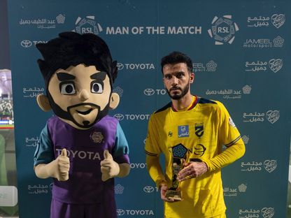 عمر السومة لدى تسلّمه جائزة أفضل لاعب في مباراة الاتفاق والحزم - 31 أكتوبر 2025 - X/@SPL