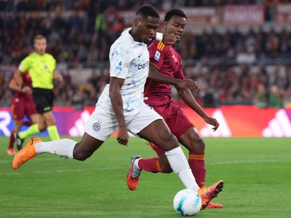 تسديدة يوان بوني في لعبة هدف تقدم إنتر على روما في الدوري الإيطالي - 18 أكتوبر 2025 - Reuters