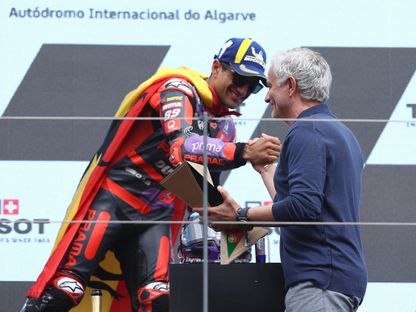 جوزيه مورينيو يمنح الإسباني خورخي مارتن كأس سباق جائزة البرتغال الكبرى في بطولة العالم للدراجات النارية بفئة موتو جي بي - 24 مارس 2024 - Reuters