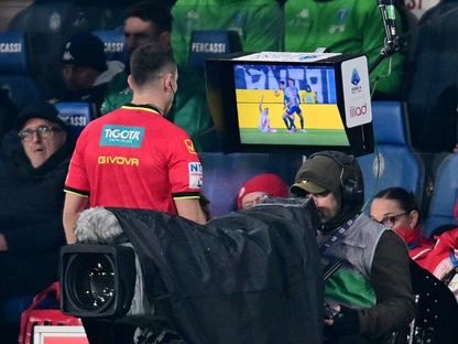 الحكم إيرمانو فليشيانو يراجع لقطة عبر الفيديو خلال لقاء أتالانتا وإمبولي بالدوري الإيطالي - 22 ديسمبر 2024 - Reuters