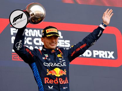 بطل العالم ماكس فرشتابن سائق رد بول يحمل كأس جائزة اليابان الكبرى للفورمولا 1 - 7 أبريل 2024 - reuters