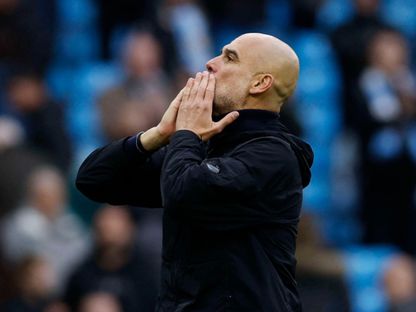 مدرب مانشستر سيتي بيب غوارديولا يشكر الجمهور على التشجيع بعد الفوز أمام برينتفورد في الدوري الانجليزي - 9 مايو 2026 - reuters
