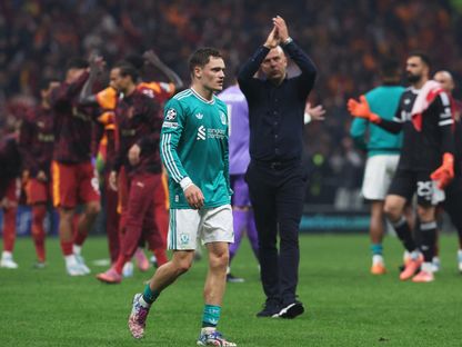 فلوريان فيرتز بعد هزيمة ليفربول أمام غلطة سراي في دوري أبطال أوروبا وبدا آرني سلوت يحيّي الجمهور - 30 سبتمبر 2025 - REUTERS