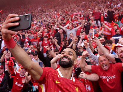 المصري محمد صلاح يلتقط صورة سيلفي مع الجماهير بعد فوز فريقه ليفربول بلقب الدوري الإنجليزي الممتاز - 27 أبريل 2025 - ٍReuters