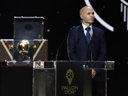 أندريس إنييستا خلال حفل توزيع جائزة "الكرة الذهبية" في باريس - 22 سبتمبر 2025 - REUTERS