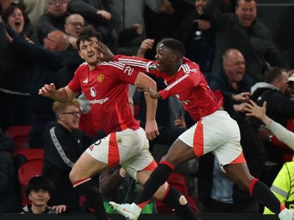 لاعب مانشستر يونايتد هاري ماغواير يحتفل زميله كوبي ماينو بمباراة إياب ربع نهائي الدوري الأوروبي ضد أولمبيك ليون - 17 أبريل 2025 - Reuters