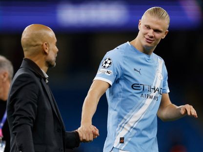 إيرلينغ هالاند مهاجم مانشستر سيتي ومدربه بيب غوارديولا بعد الفوز على نابولي بدوري أطال أوروبا - 18 سبتمبر 2025 - Reuters