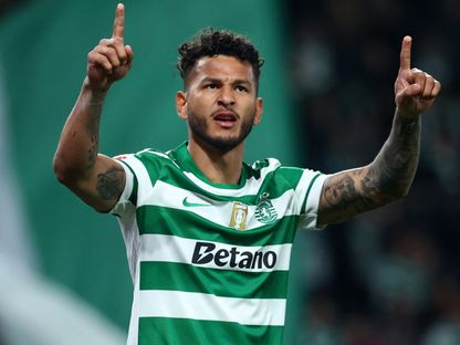 الكولومي لويس خافيير سواريز يحتفل بهدفه في مباراة سبورتينغ وإستوريل بالدوري البرتغالي - 27 فبراير 2026 - Reuters