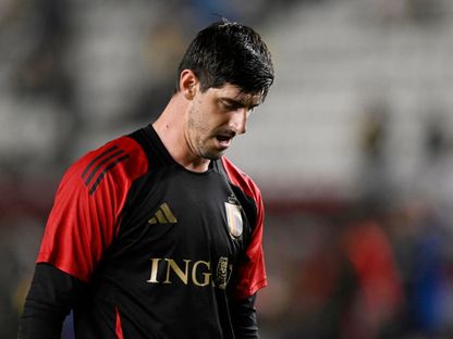 تيبو كورتوا خلال عمليات الإحماء قبل مباراة بلجيكا وأوكرانيا في دوري الأمم الأوروبية - 20 مارس 2025 - Reuters