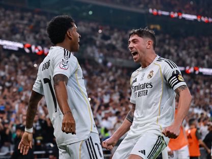 رودريغو يحتفل مع فيديريكو فالفيردي بعد تسجيل الهدف الثاني لريال مدريد أمام أتلتيكو مدريد في نصف نهائي كأس السوبر الإسباني في جدة - 8 يناير 2026 - Reuters