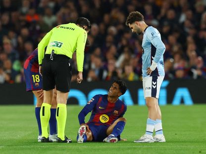 لاعب برشلونة جواو كانسيلو بعد تعرضه لإصابة أمام سيلتا فيغو في الدوري الإسباني - 22 أبريل 2026 - Reuters