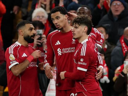 محمد صلاح يحتفل مع هوغو إيكيتيكي بهدف ليفربول الثاني أمام برايتون في الدوري الإنجليزي - 13 ديسمبر 2025 - Reuters