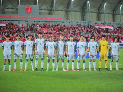 لاعبو المنتخب العراقي أثناء عزف النشيد الوطني قبل لقاء إندونيسيا في كأس آسيا تحت 23 عاماً- 2 مايو 2024 - X/@Iraq Football Association