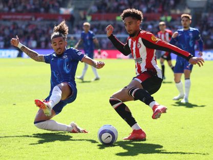 مالو غوستو لاعب تشيلسي يحاول استخلاص الكرة من كيفين شادي لاعب برينتفورد - 6 إبريل 2025 - REUTERS