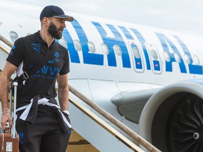 كريم بنزيما نجم الهلال لحظة وصوله لجدة قبل مواجهة الأهلي في نصف نهائي كأس الملك - 17 مارس 2026 - X/@Alhilal_FC