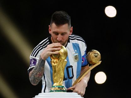 ليونيل ميسي يُقبّل مجسم كأس العالم بعد نهائي 2022 بين الأرجنتين وفرنسا - 19 ديسمبر 2022 - Reuters