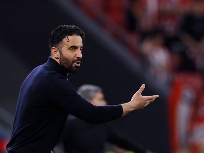 روبن أموريم مدرب مانشستر يونايتد يوجه النصائح للاعبيه خلال مباراة أتلتيك بلباو بذهاب نصف نهائي الدوري الأوروبي - 1 مايو 2025 - Reuters